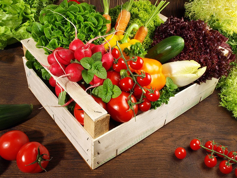 Gemüsekisterl mit frischem Gemüse von Bauernhof Lafer, Salat, Tomaten, Gurken, Radischen im Gemüsekisterl